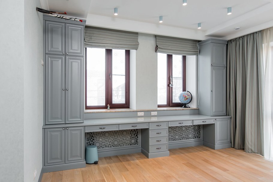 Встроенный письменный стол у окна