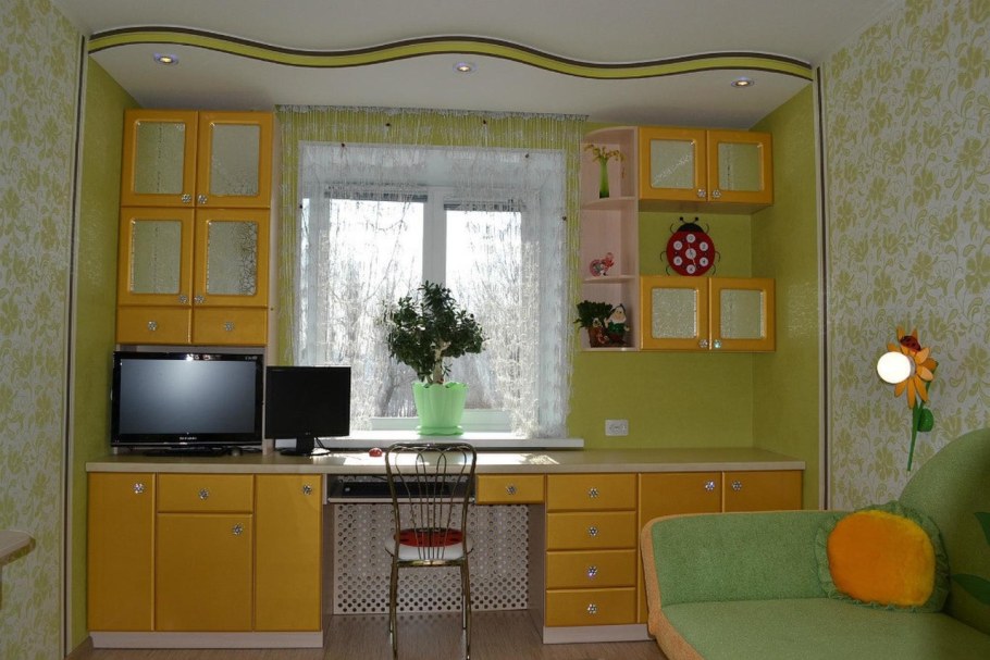 Компьютерный стол у окна