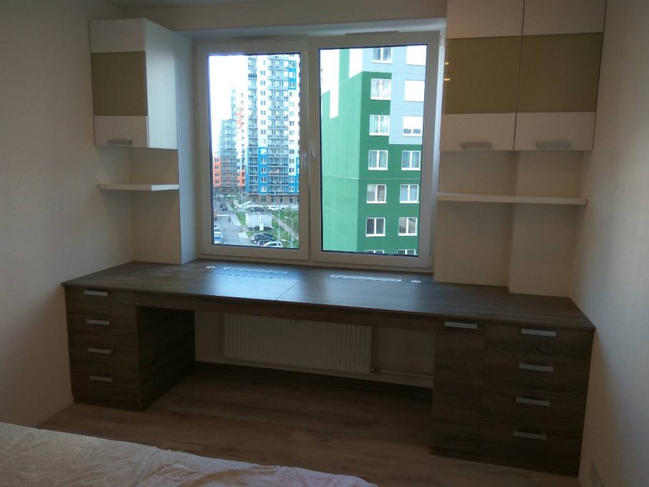 Письменный стол у окна