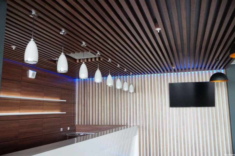 Деревянные панели в прихожей