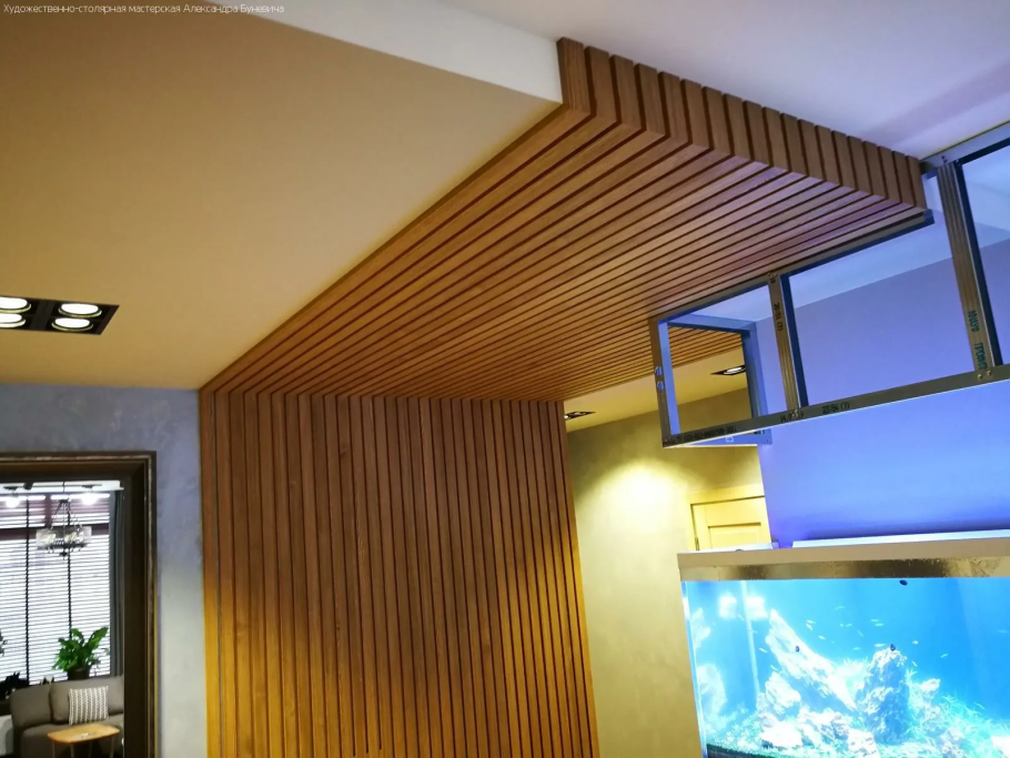 Отделка потолка деревянными рейками