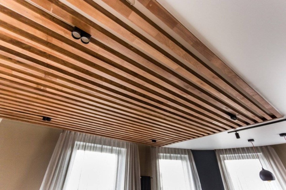 Декор стены деревянными рейками