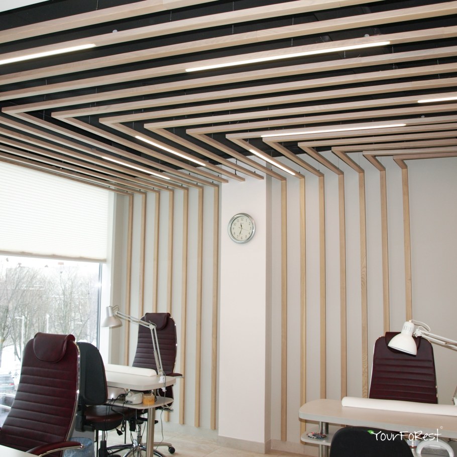 Деревянные рейки в коридоре