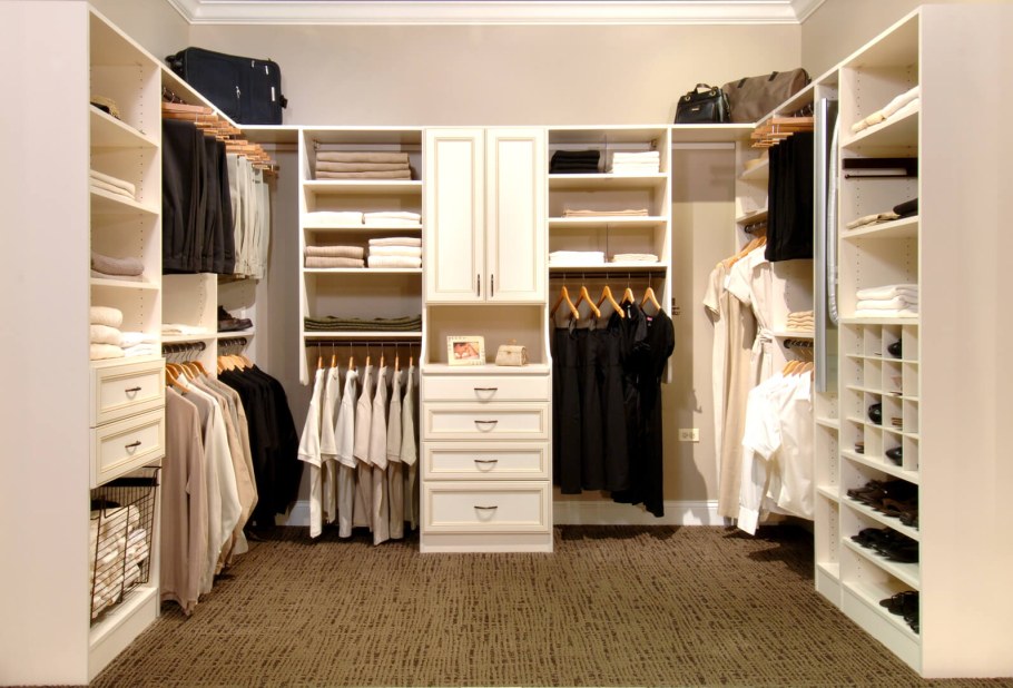 П-образная гардеробная комната