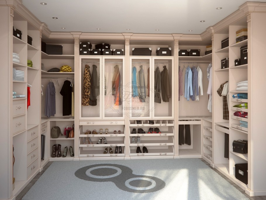 Маленькая гардеробная комната