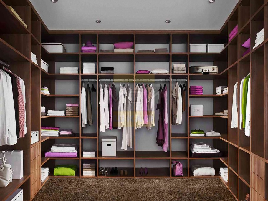 Рабочий стол в гардеробной комнате