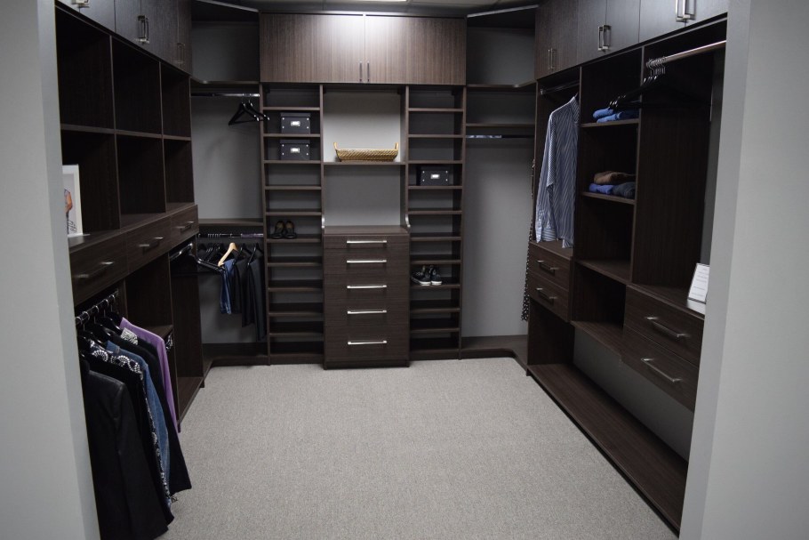 П-образная гардеробная комната