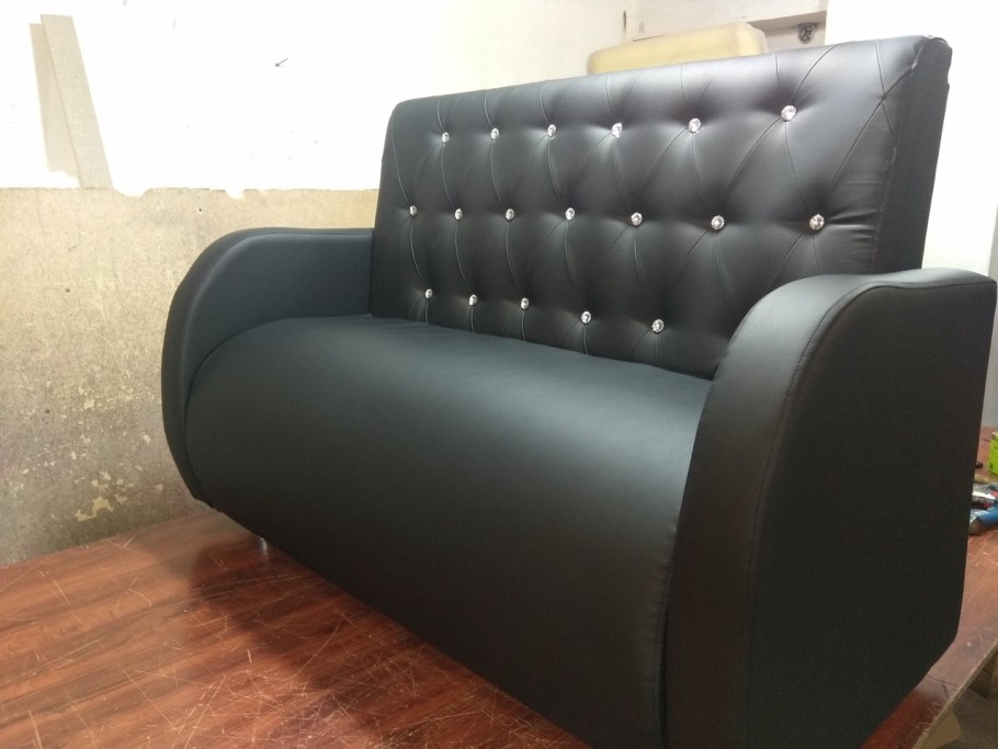 Кожаный диван для салона красоты