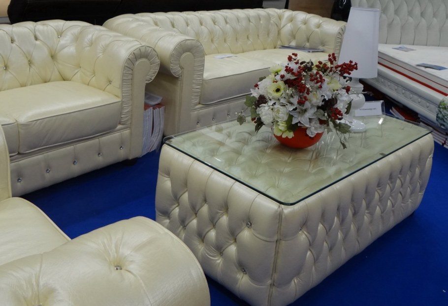 Диван с пуговицами