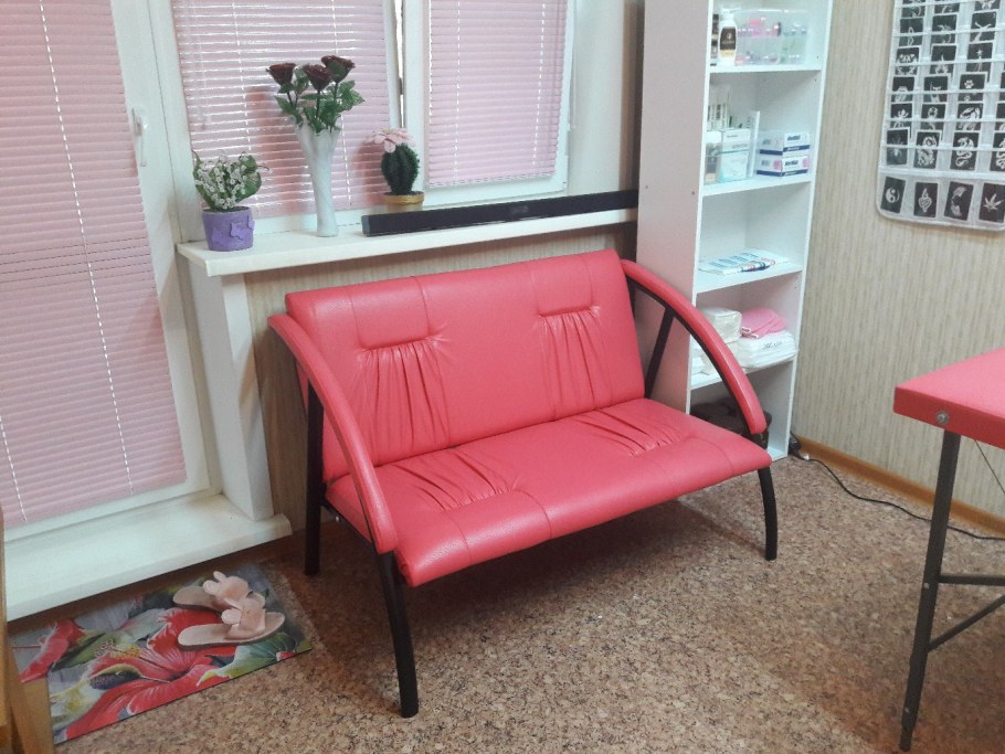Диванчики для клиентов в парикмахерской