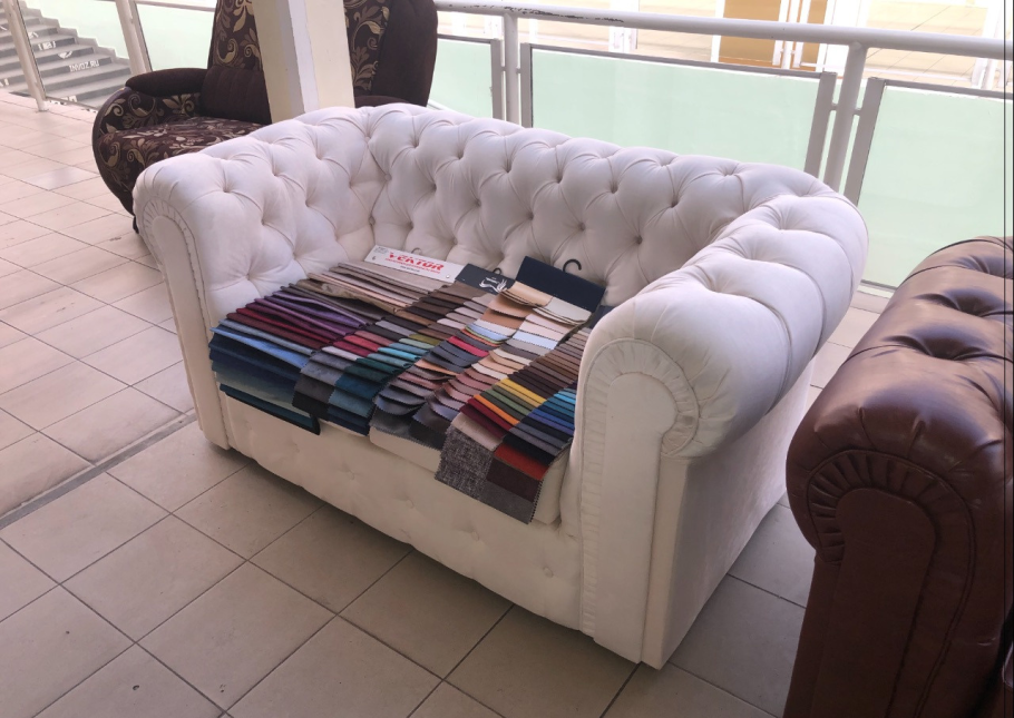 Мини диван с каретной стяжкой