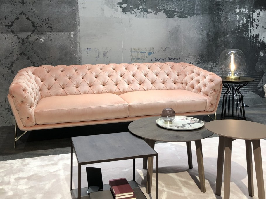 Гостиная арт деко с синим диваном