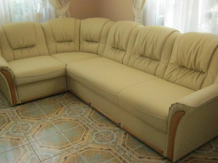 Красный диван