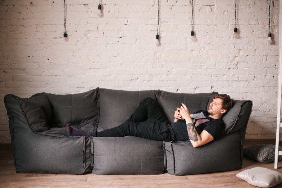 Комната с кроватью и креслом