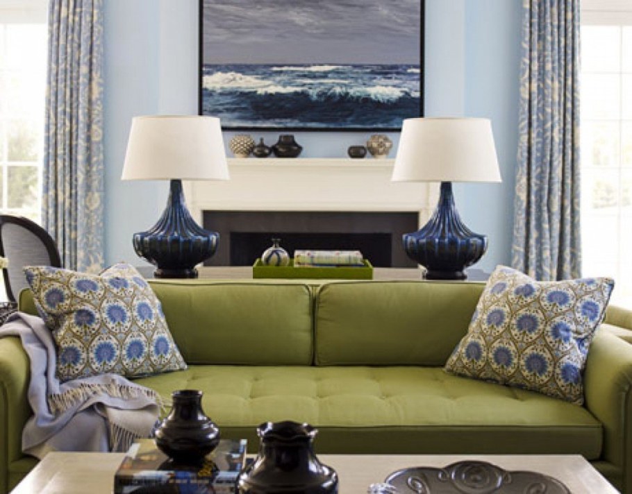 Салатовый диван в интерьере гостиной