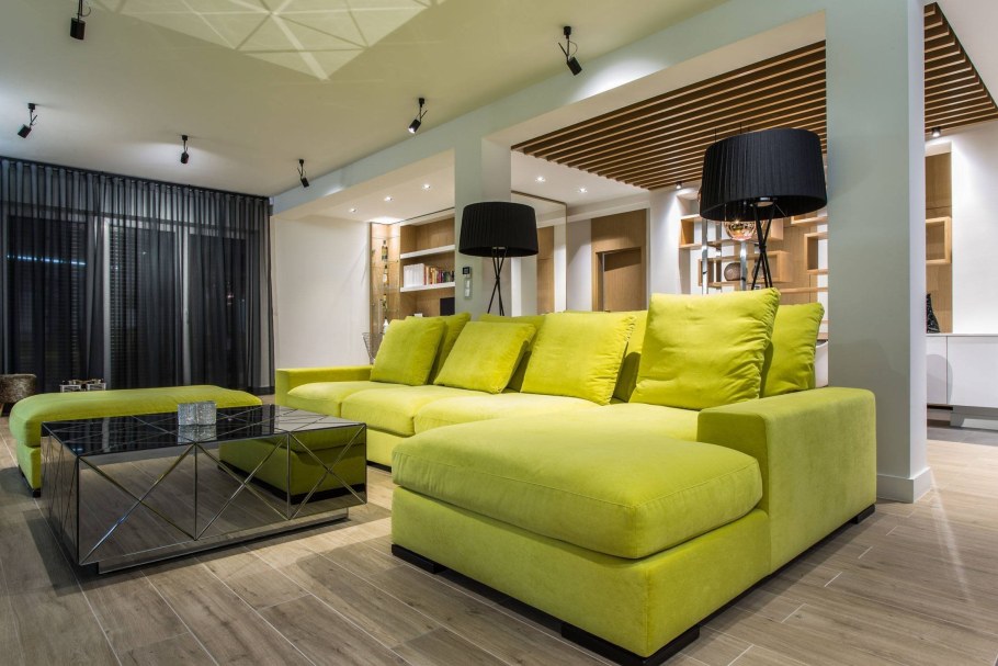 Мятный диван в интерьере