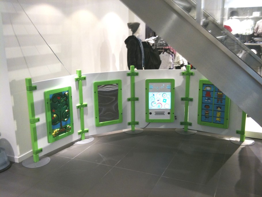 Детский уголок в магазине