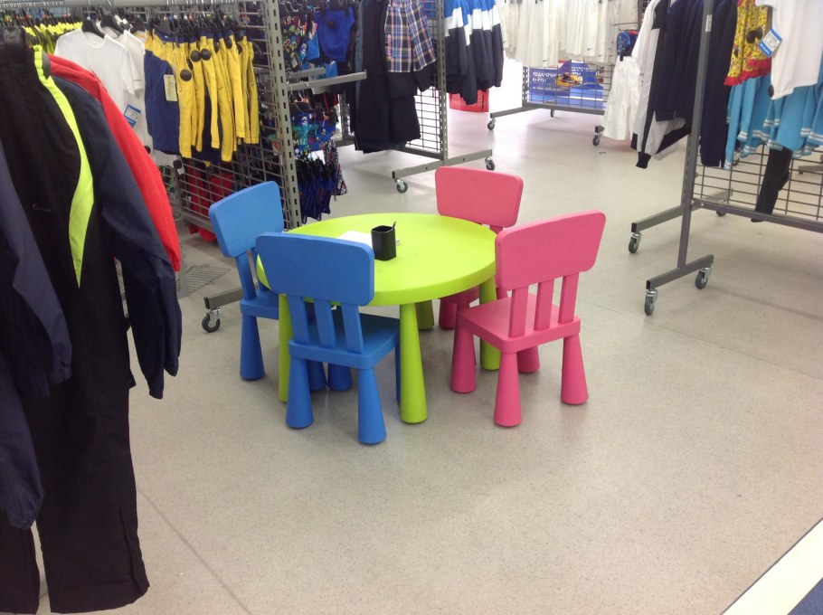 Детский уголок в магазине
