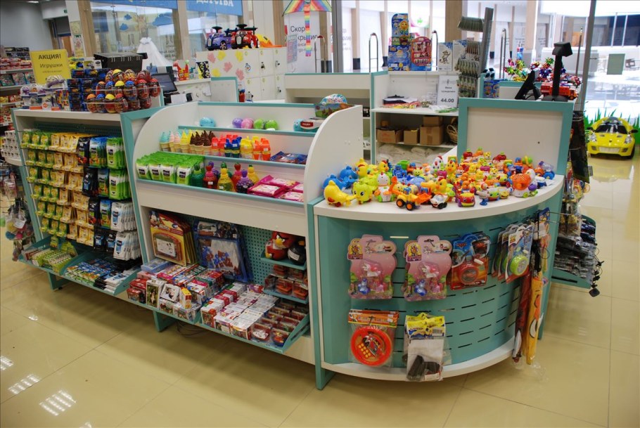 Выкладка игрушек в магазине