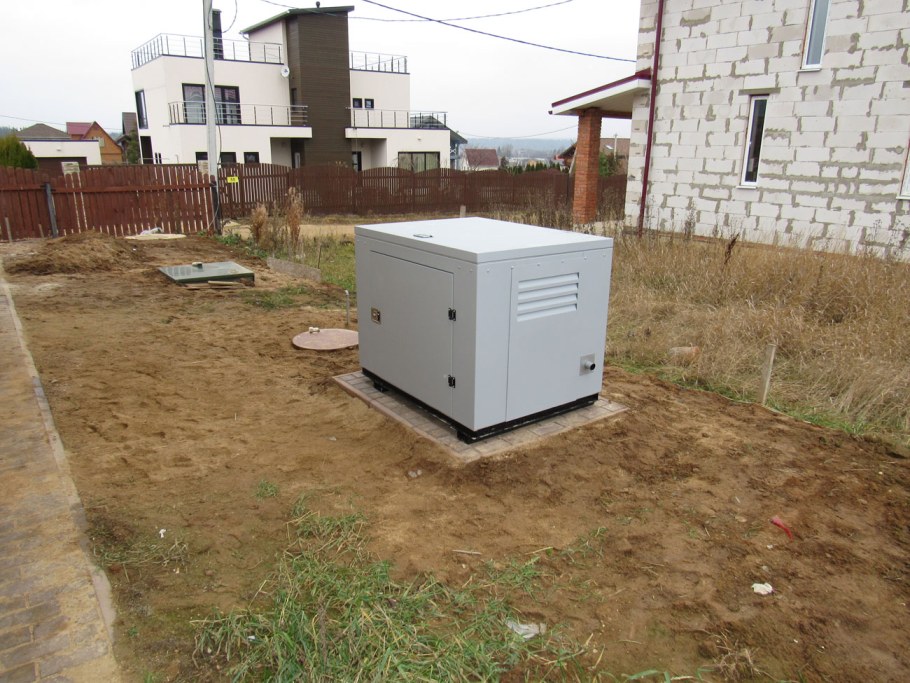 Контейнер для генератора на даче