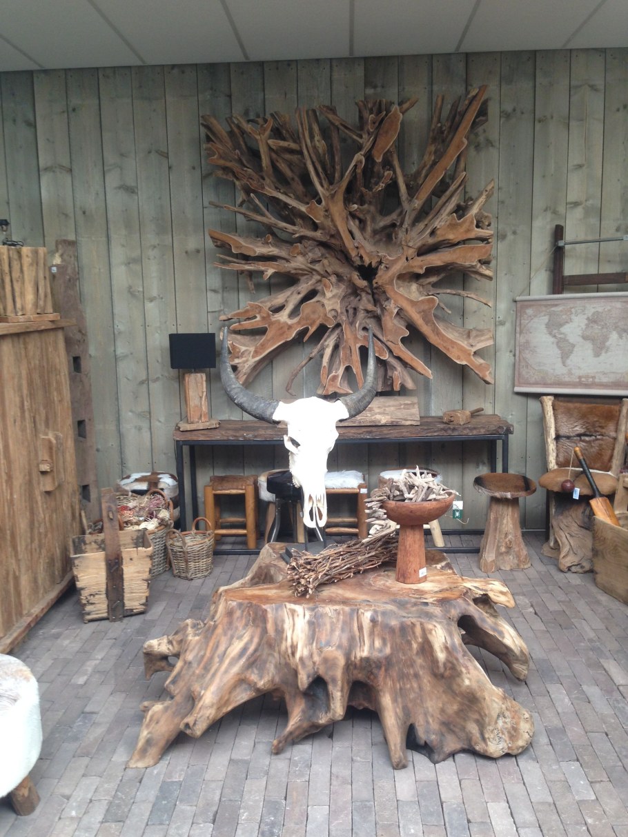 Стол из корней деревьев в интерьере