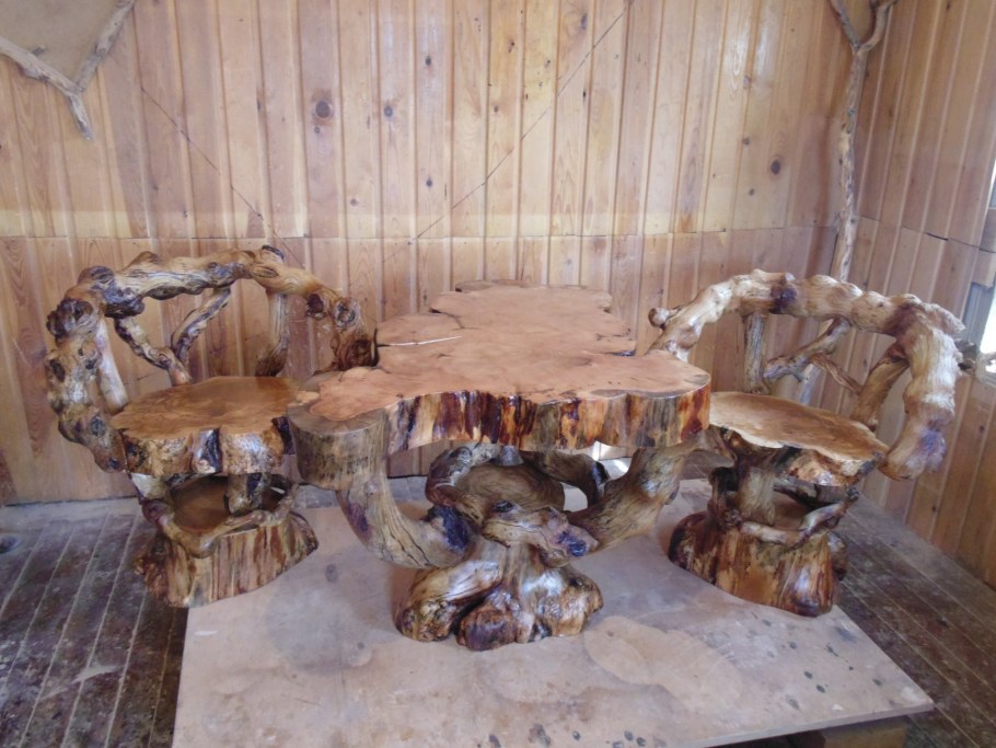 Столик из коряги