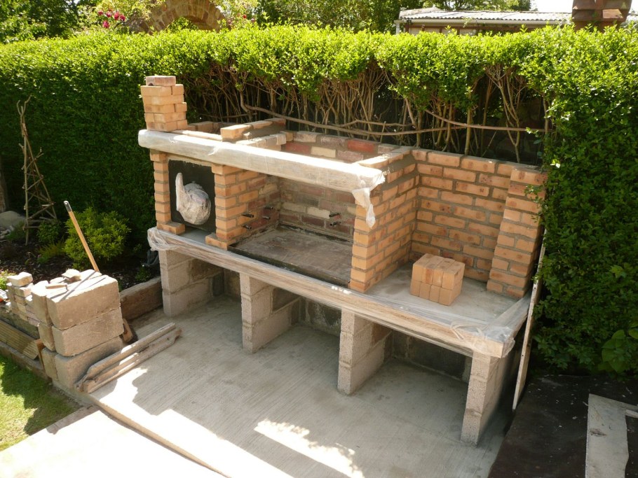 Мангальная зона из блоков на даче