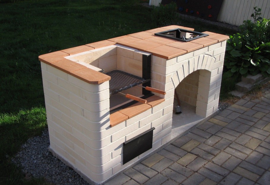 Беседка с мангальной зоной