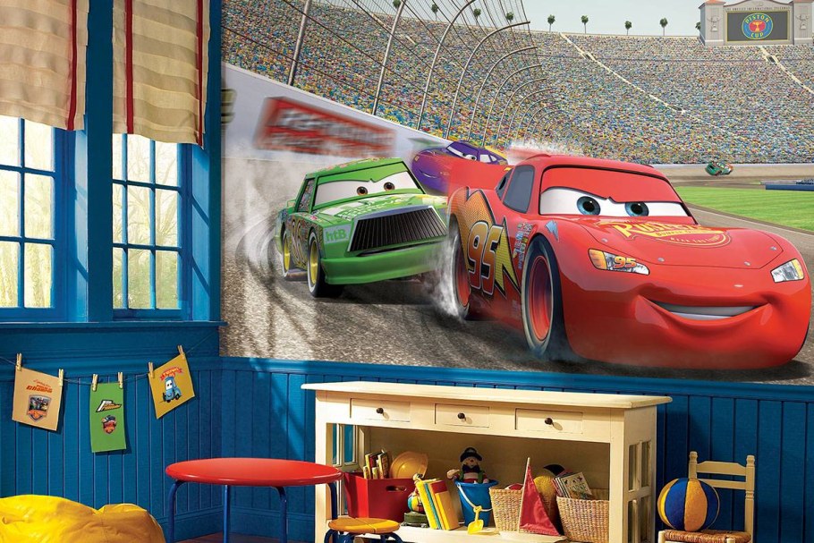 Спальня детская для мальчика с разрисованной стеной Тачки
