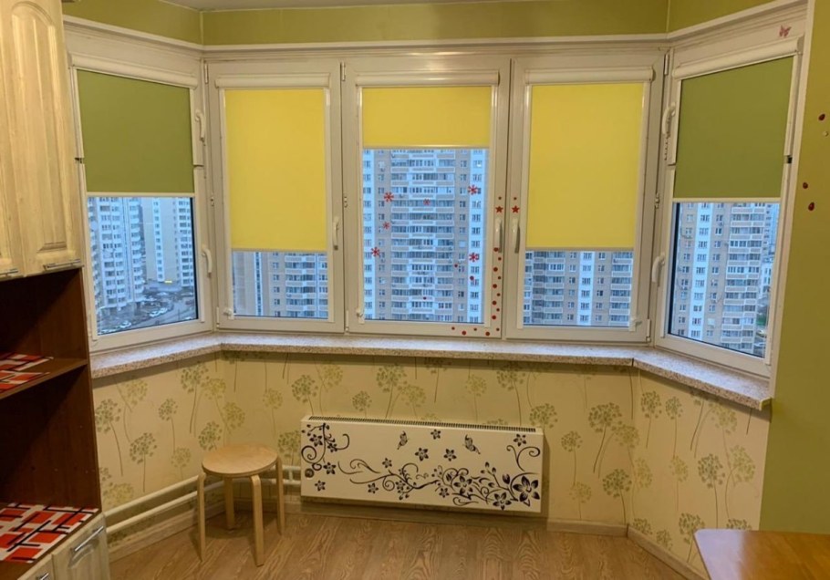 Угловой шкаф в интерьере гостиной