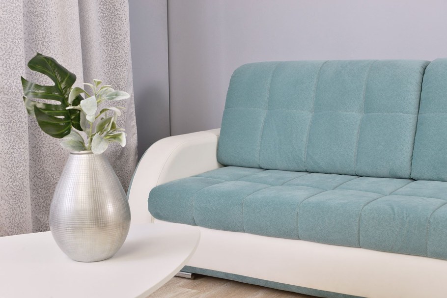 Мятный диван в гостиной