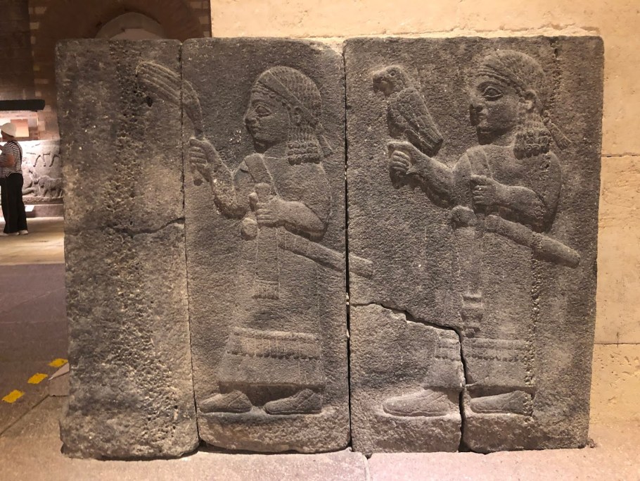 Лев изрыгающий кровь рельеф