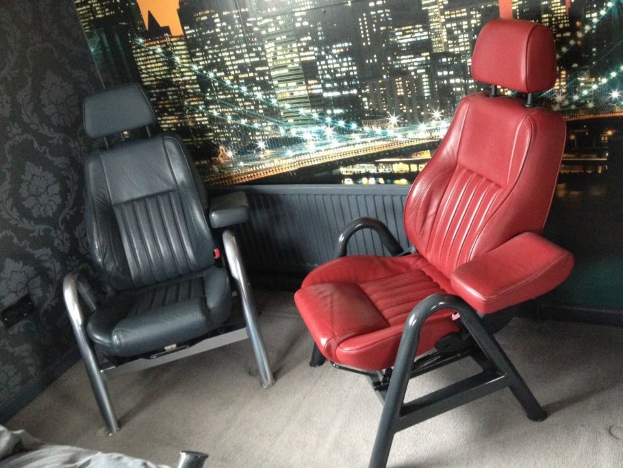 Диванчик из автомобильных сидений