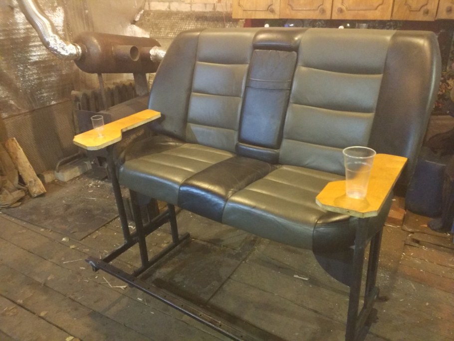 Диван из автомобильных сидений