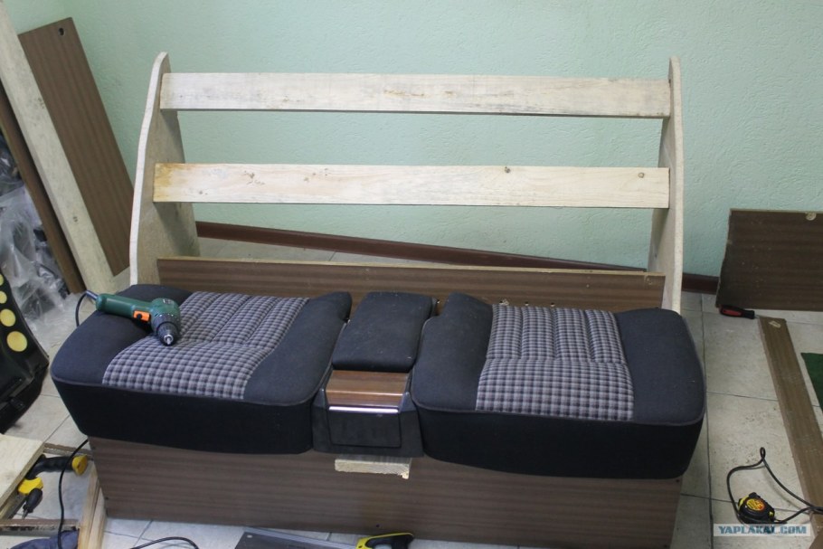 Диван из автомобильных сидений