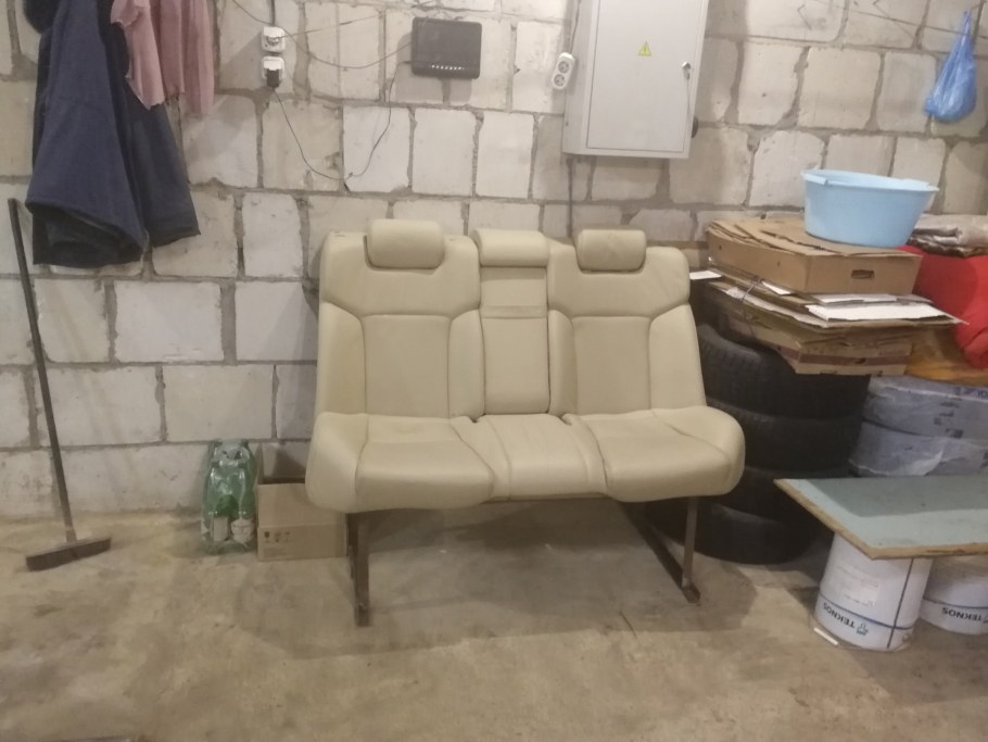 Диван из машины