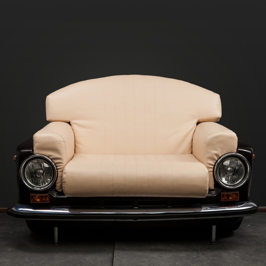 Диван в виде автомобиля