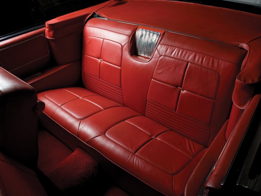 Диван из Форд Мустанг