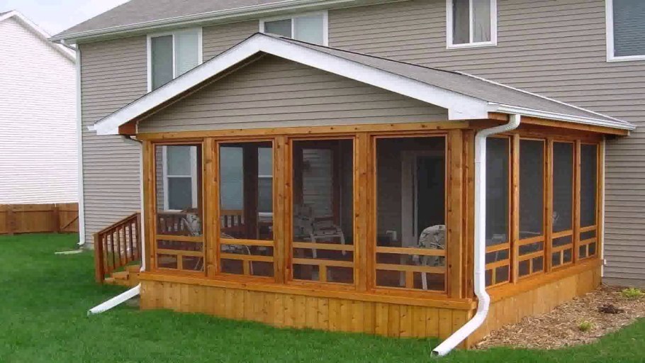 Закрытая деревянная веранда