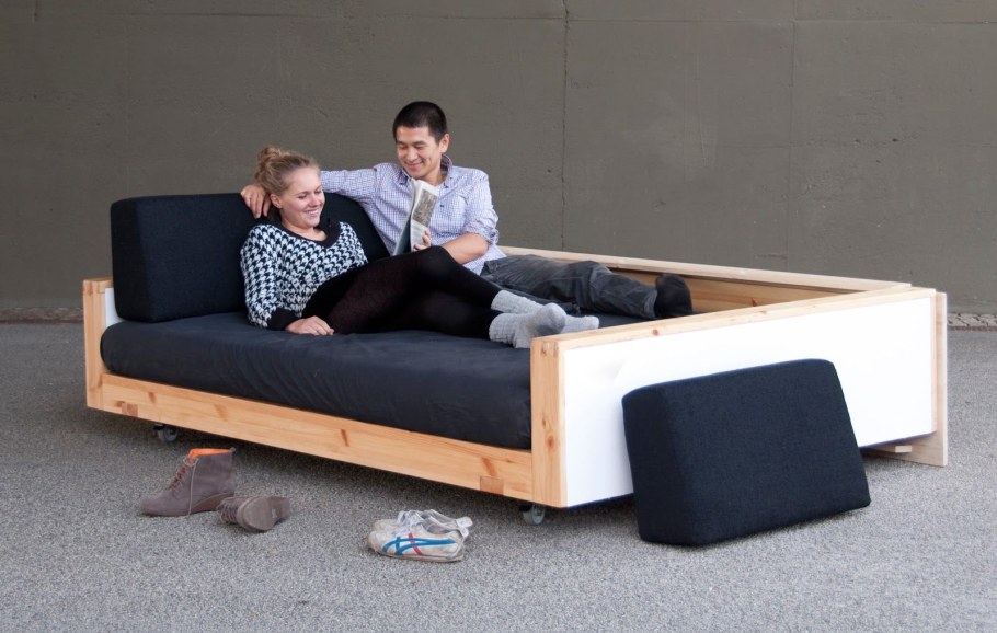 Диван с местом для лежания