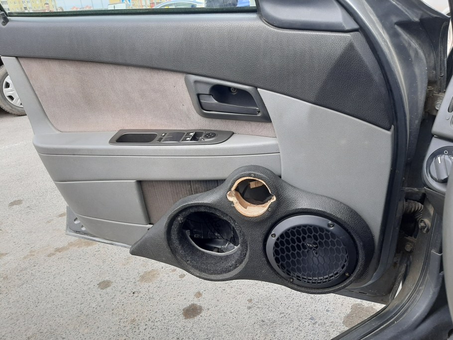 16е динамики в передние двери Приора
