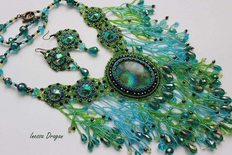 Колье из бисера с кабошонами