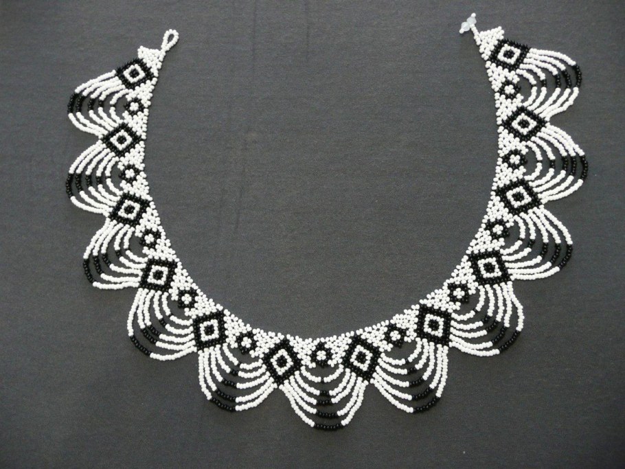 Колье из бисера и бусин