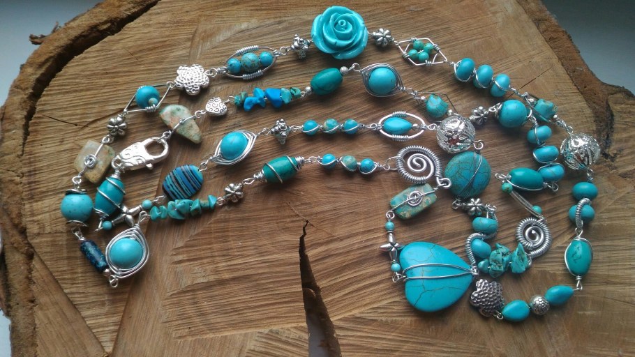 Украшение из вязаного жгута