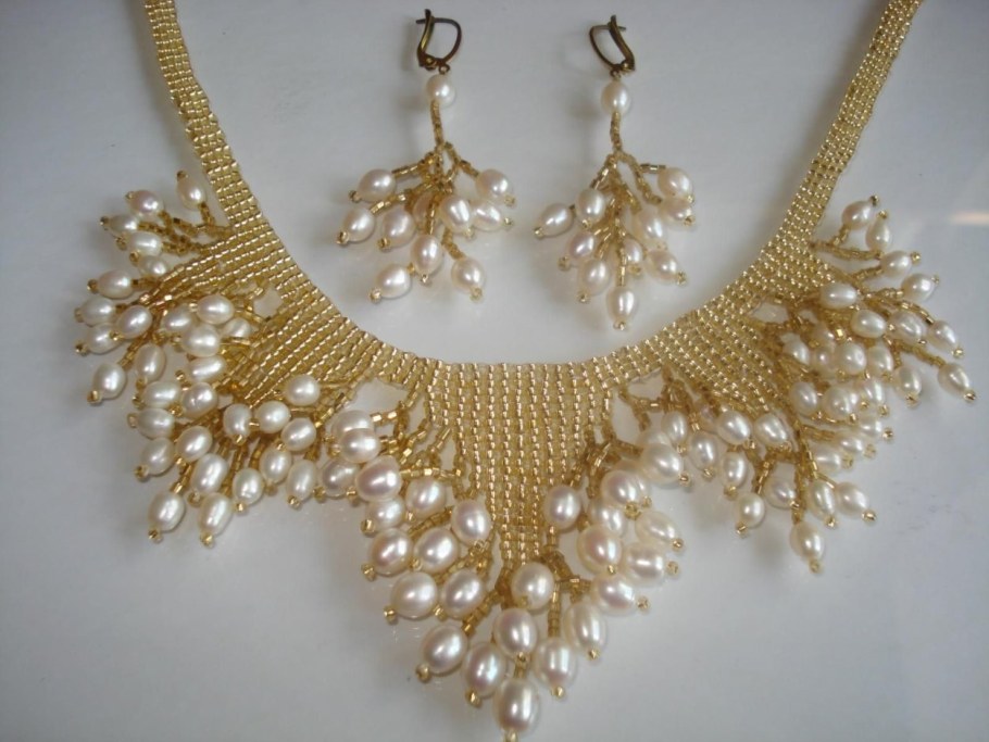 Красивое колье из бисера и биконусов