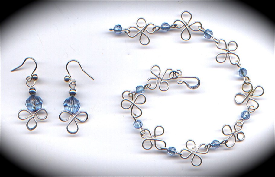 Плетеное колье из бисера и бусин