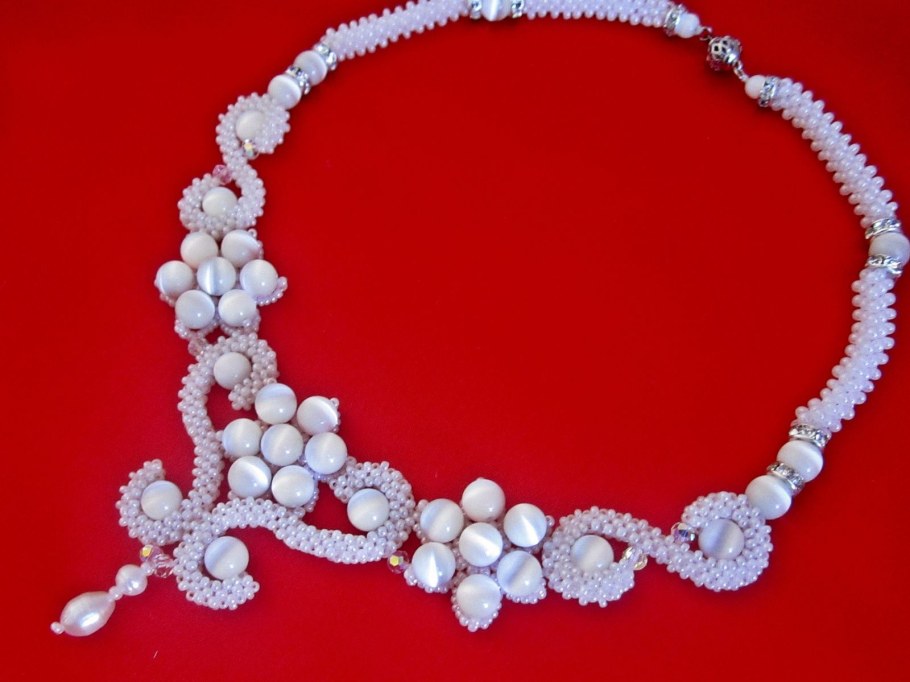 Бисероплетение колье из жемчуга