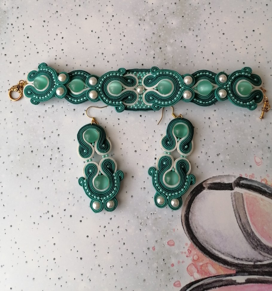 Колье плетеное из бисера