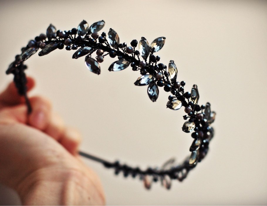 Колье из бисера и бусин свадебное