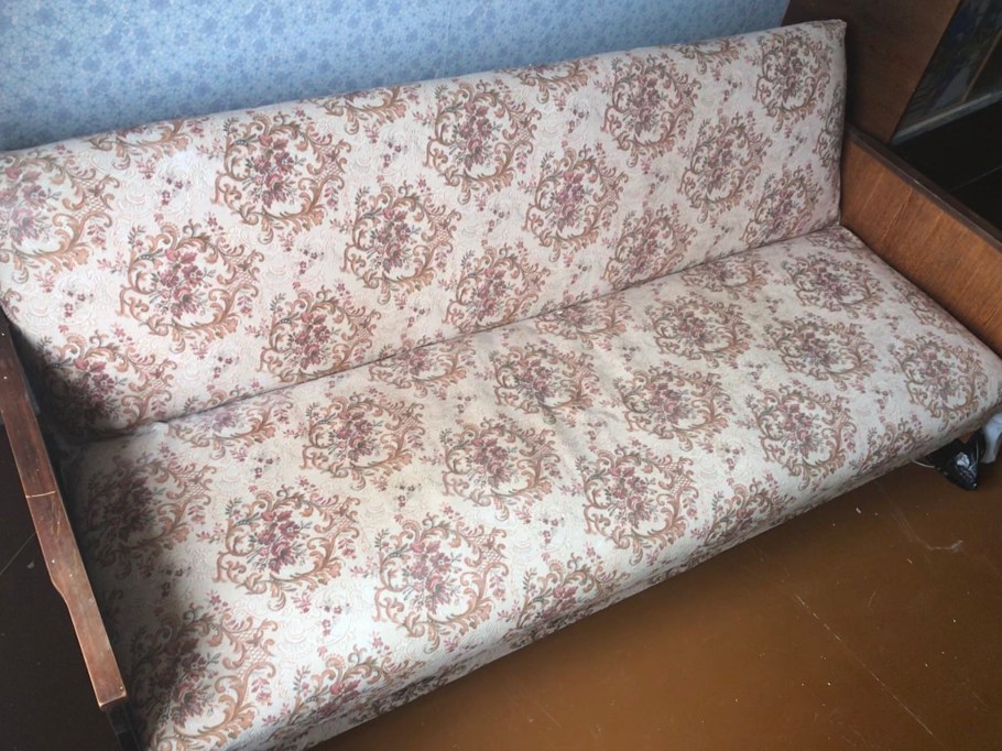Советские диваны с деревянными подлокотниками